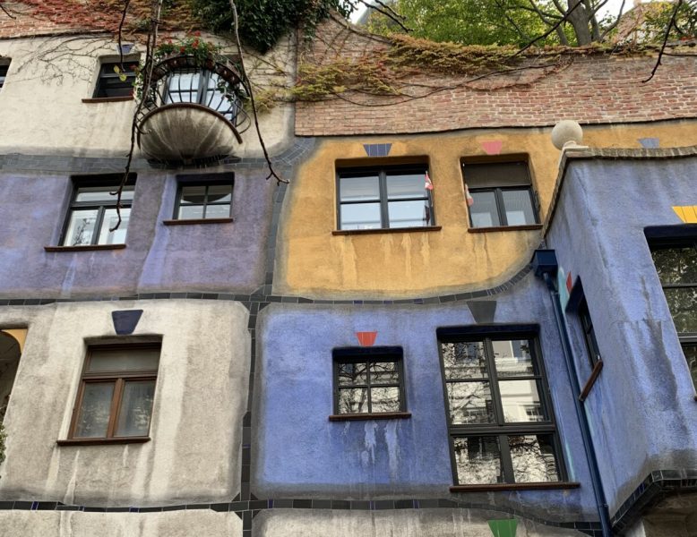 Hundertwassers Haus in Wien:  Aus Legofarben wurde Dunkelbunt